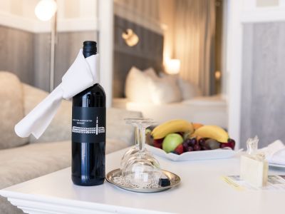Hauswein und Obstkorb im Hotelzimmer