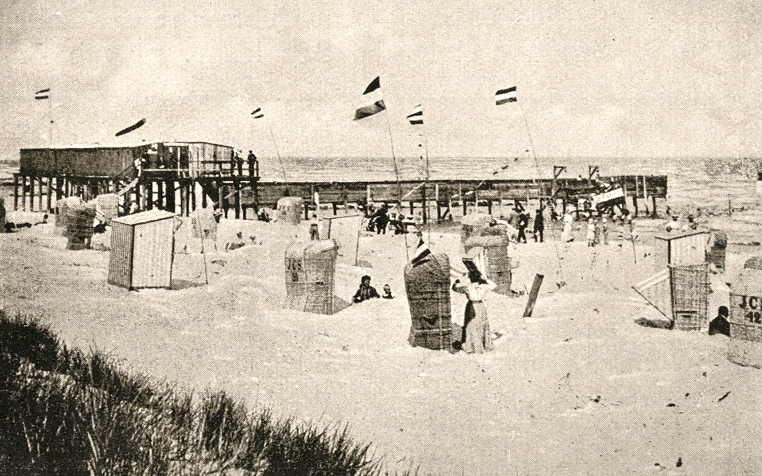 Strand von Zingst um 1926 mit Strandkörben und Badehaus