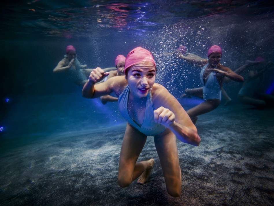 Synchronschwimmerinnen unter Wasser