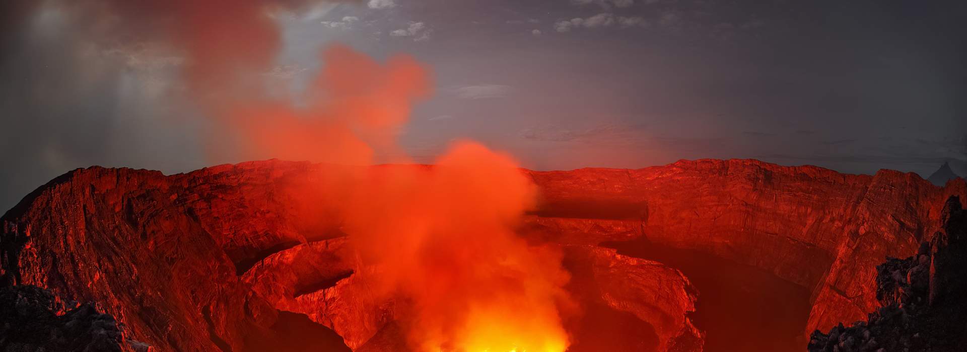 Rauchender Vulkan mit Magma