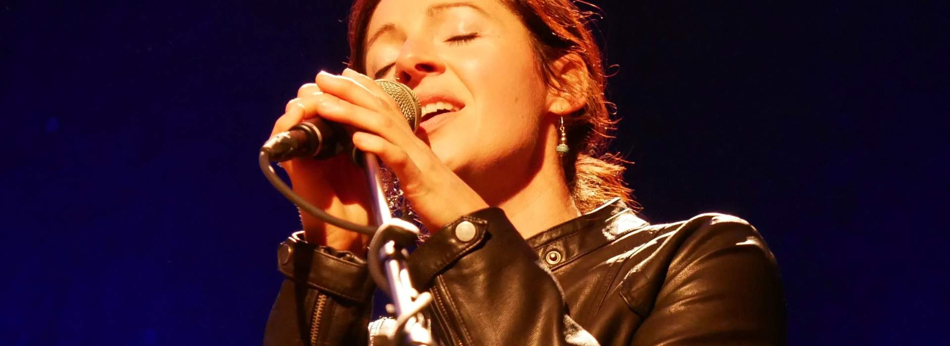 Sängerin Nadine Fingerhut beim Konzert