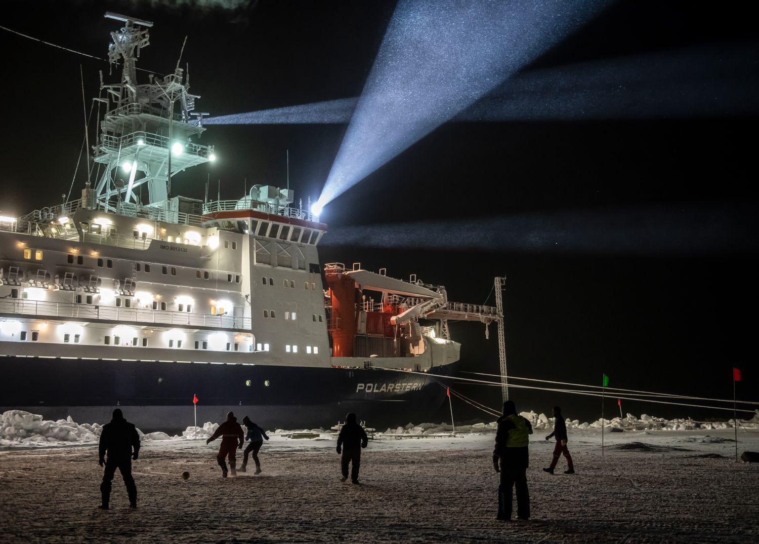 Fußbal vor dem Expeditionsschiff auf dem Eis