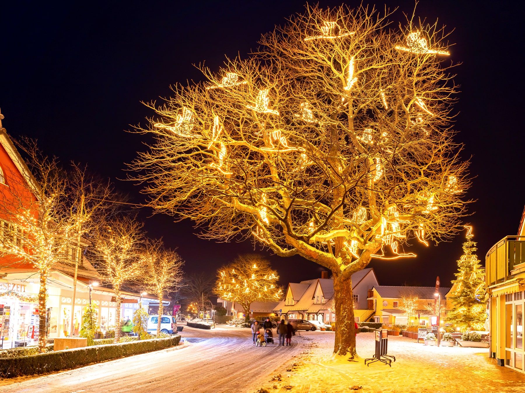 Winterlich beleuchtete Strandstraße in Zingst