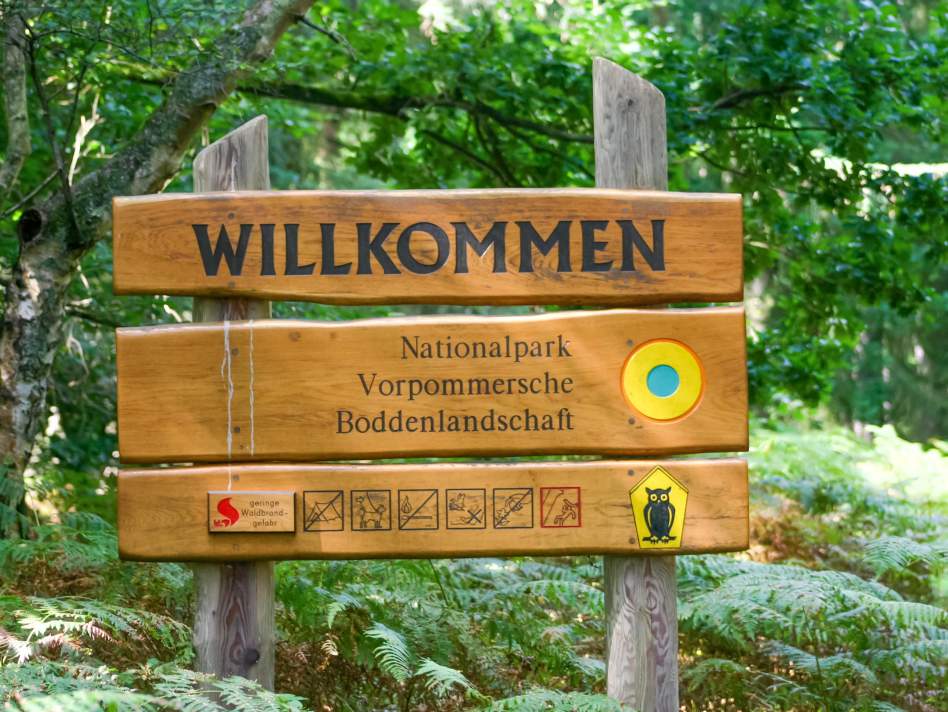 Schild im Nationalpark Vorpommersche Boddenlandschaft