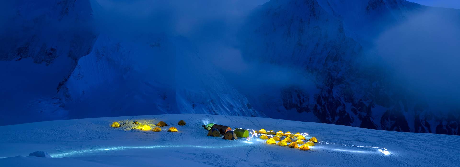 Nachtaufnahme von Lars Abromeit bei einer Experiment im Himalaya